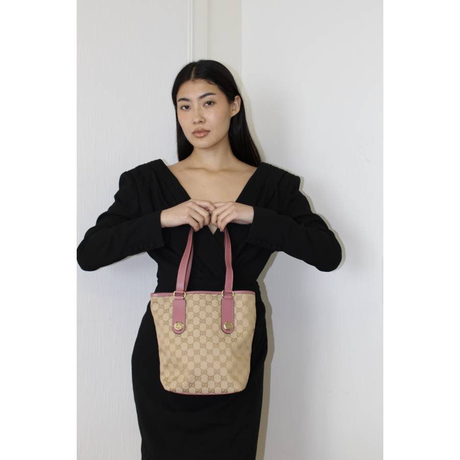 Gucci Bucket Bag aus Canvas und Leder in Rosa und Beige