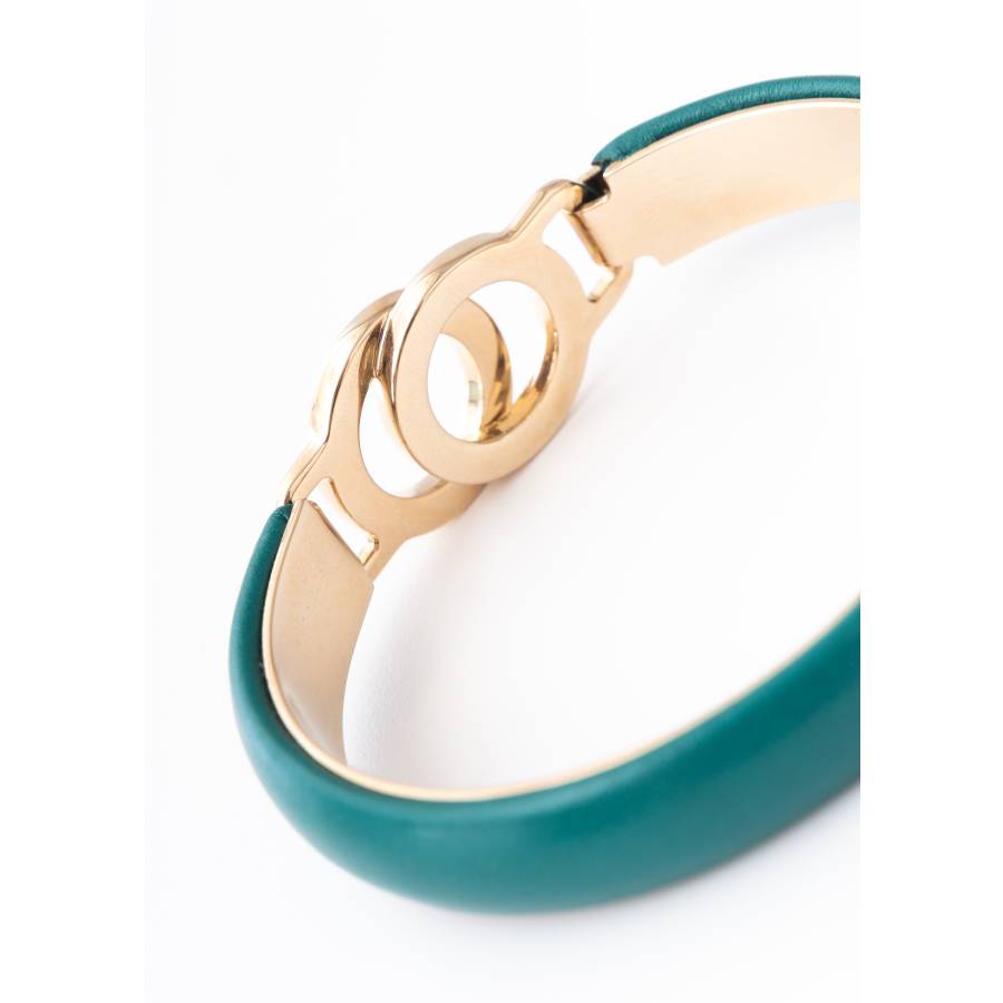 Interlocking bracelet in green leather and yellow gold