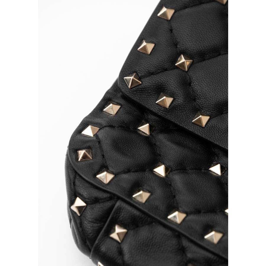 Rockstud-Tasche aus schwarzem Leder mit Goldschmuck
