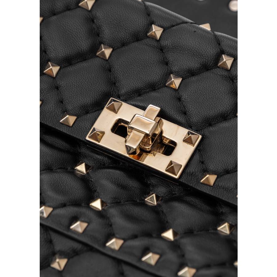 Rockstud-Tasche aus schwarzem Leder mit Goldschmuck