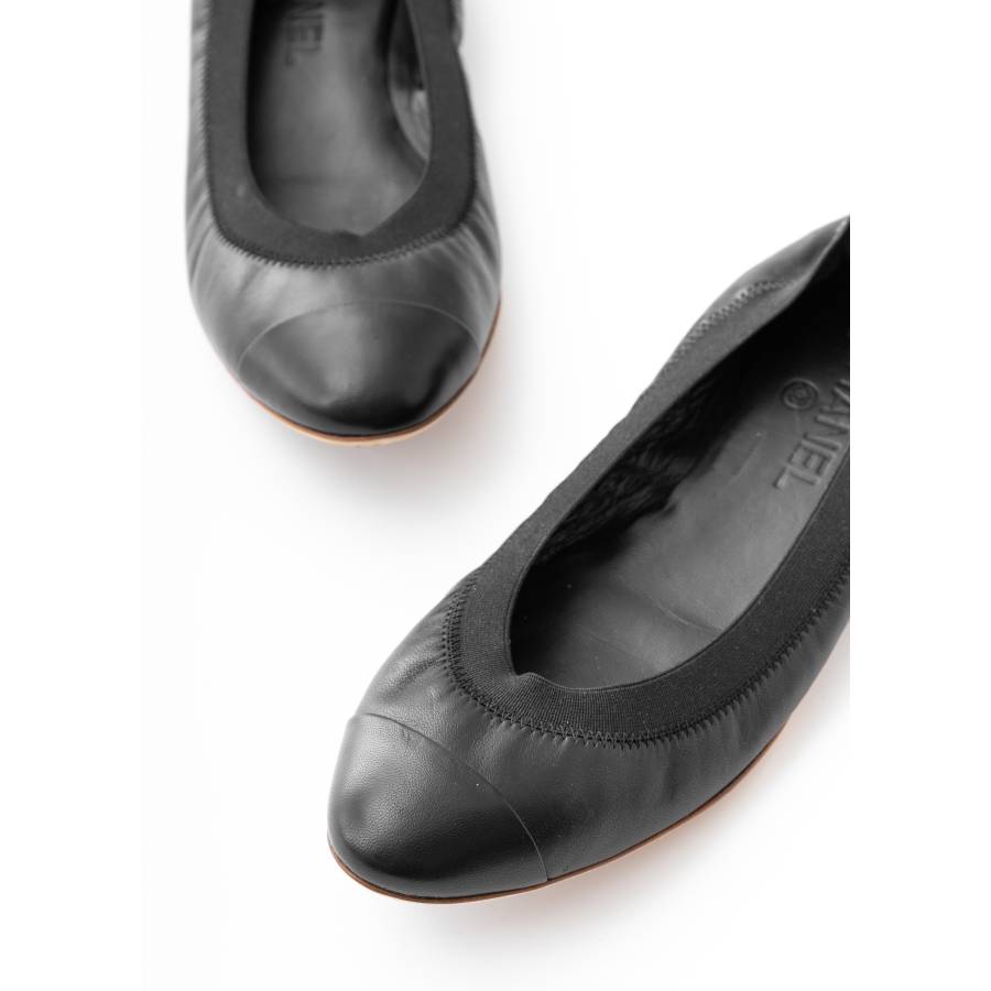Black leather ballerinas with elastic band
