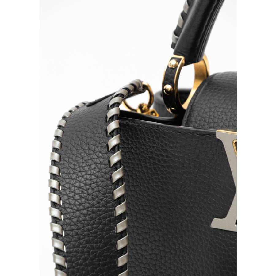 Tasche Capucines MM schwarz und silber