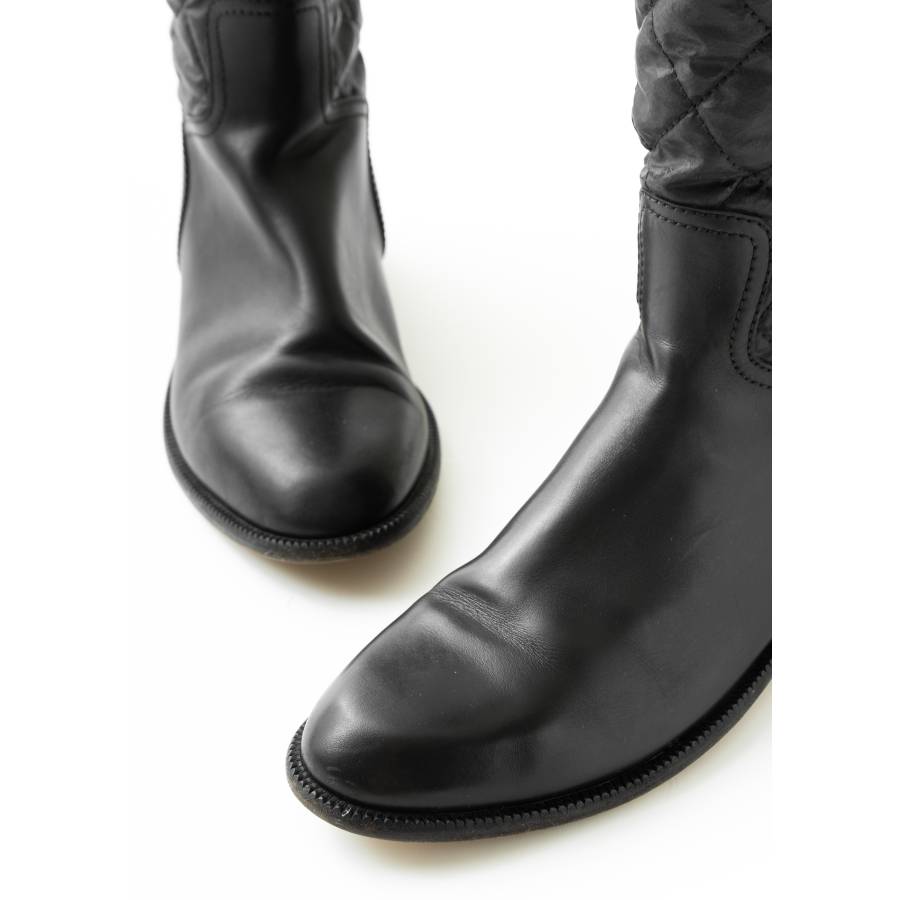 Bottes en cuir matelassé noir