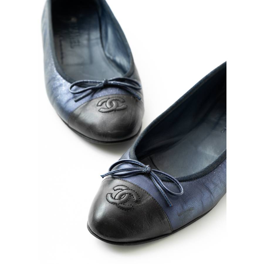 Metallic-blaue Ballerinas aus Leder