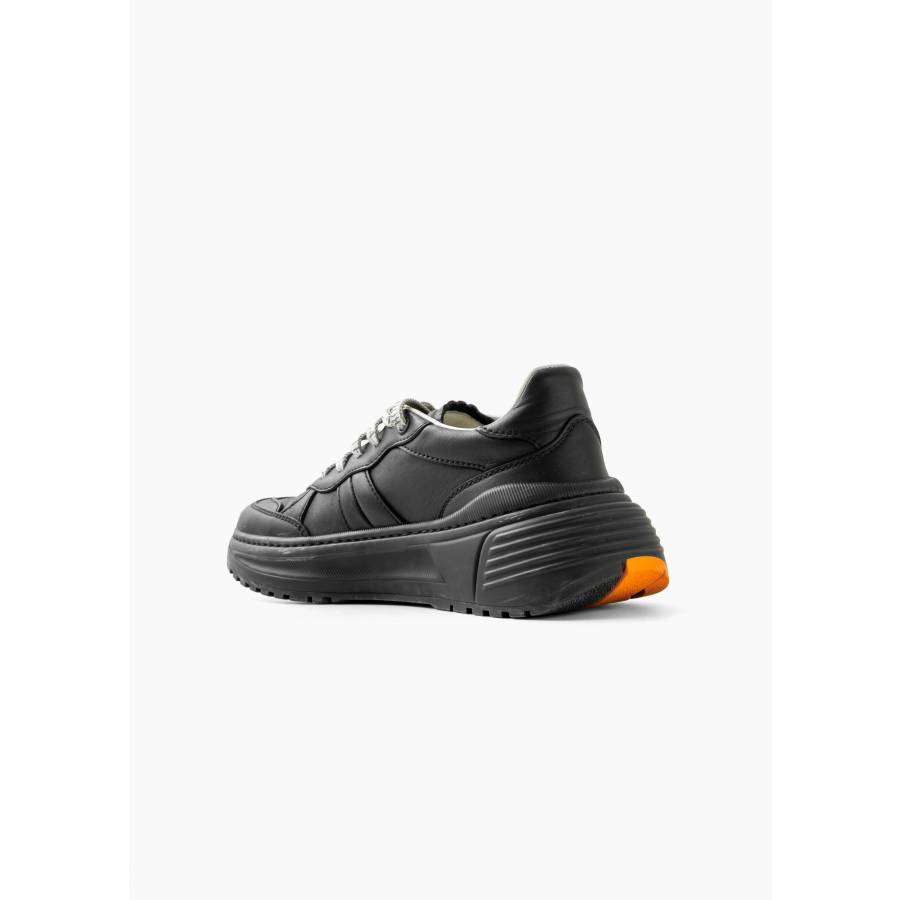 Schwarze Sneakers mit orangefarbener Sohle