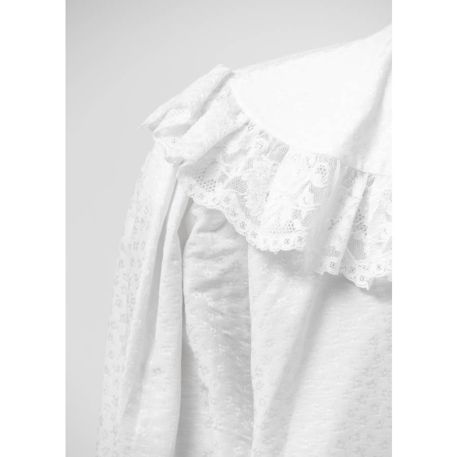 Chemise blanche avec col en dentelle