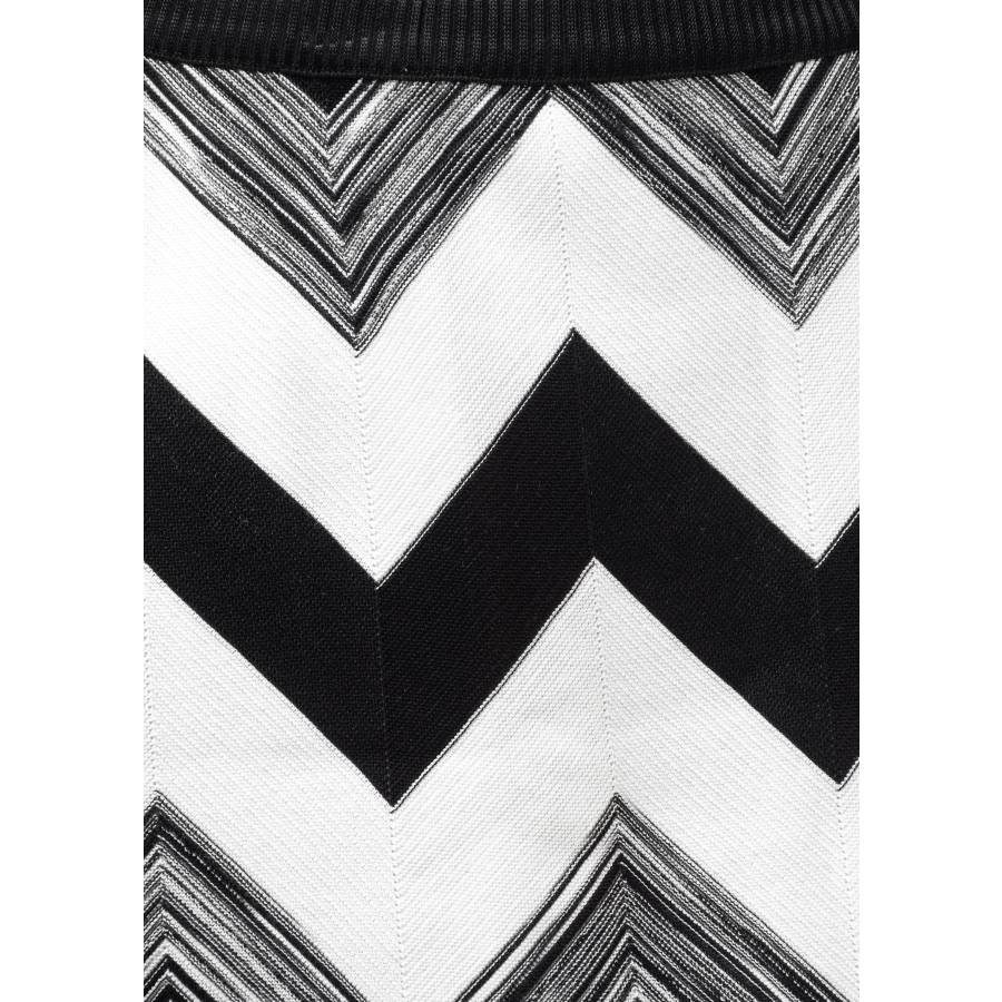 Minijupe en tricot zigzag noir et blanc