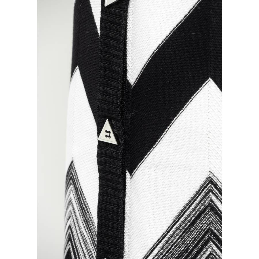 Minijupe en tricot zigzag noir et blanc