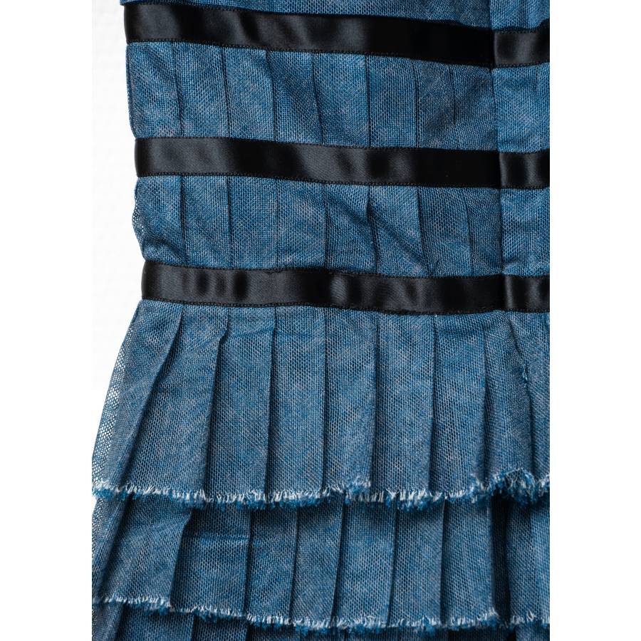 Blaues Kleid mit schwarzen Rüschen und Schleifen