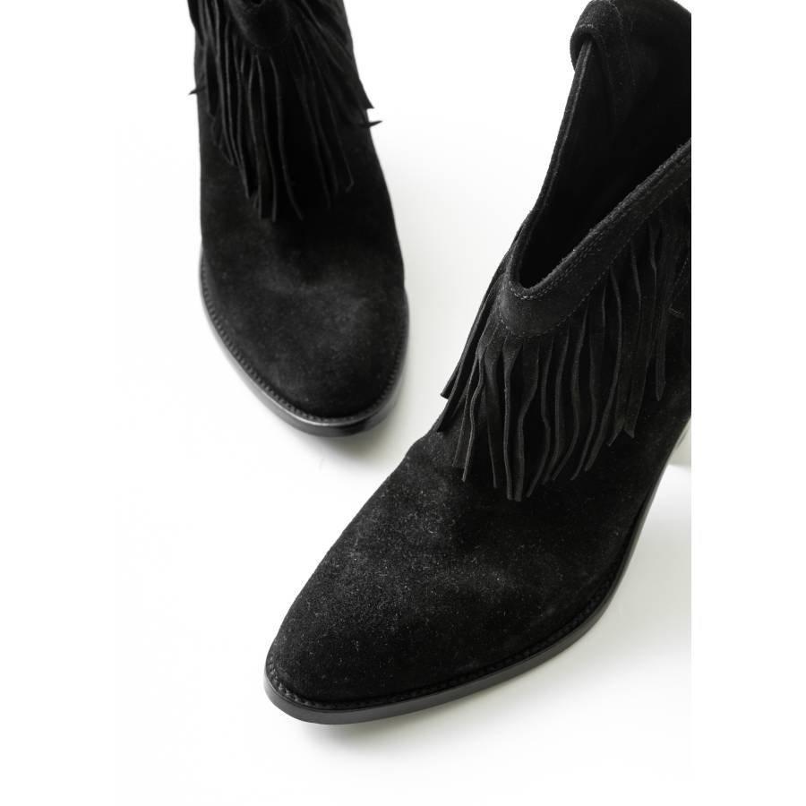 Stylish ankle boots in black suede with bangs