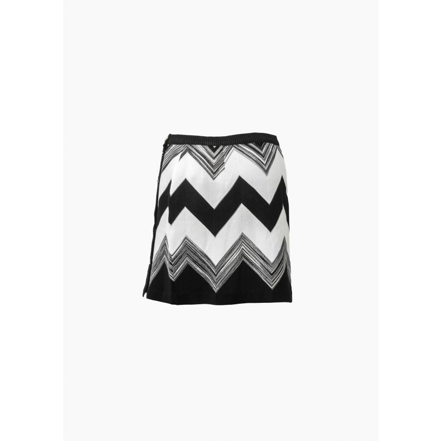 Black and white zigzag knit mini skirt