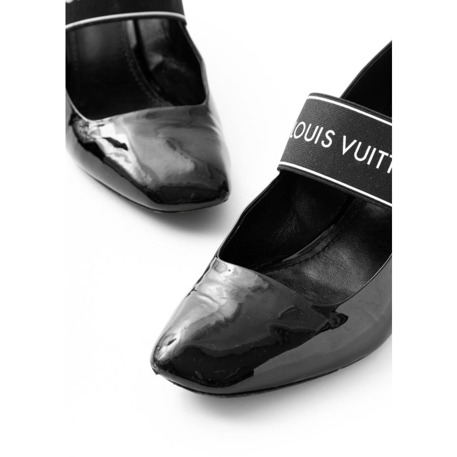 Black patent leather Mary Jane pumps