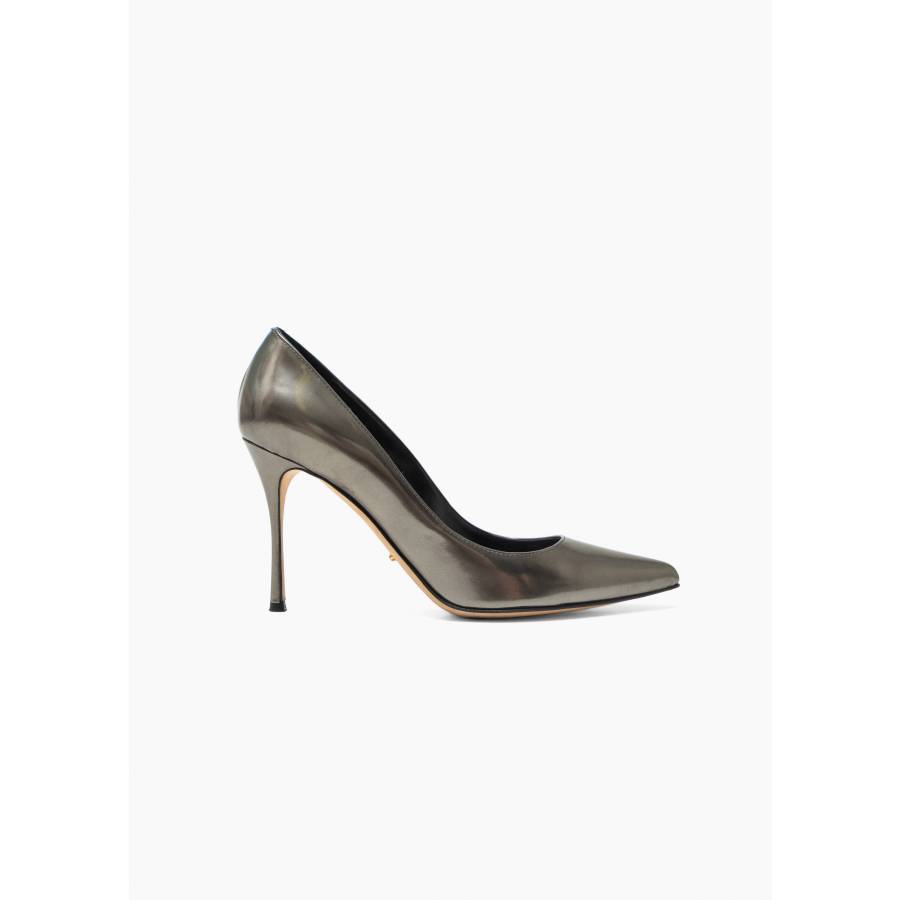 Pumps in dunklem Silber aus Lackleder