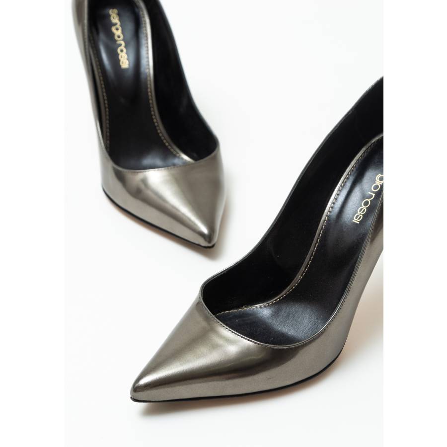 Pumps in dunklem Silber aus Lackleder