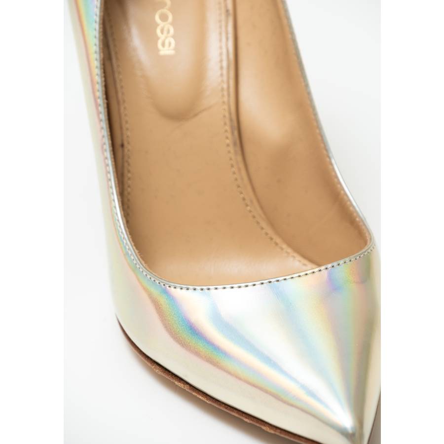 Holographische Pumps aus Lackleder