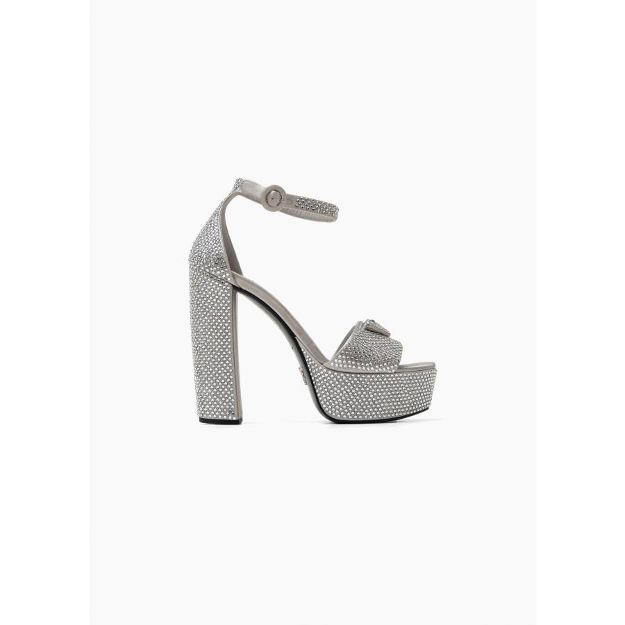 Silberne Pumps mit Kristallen