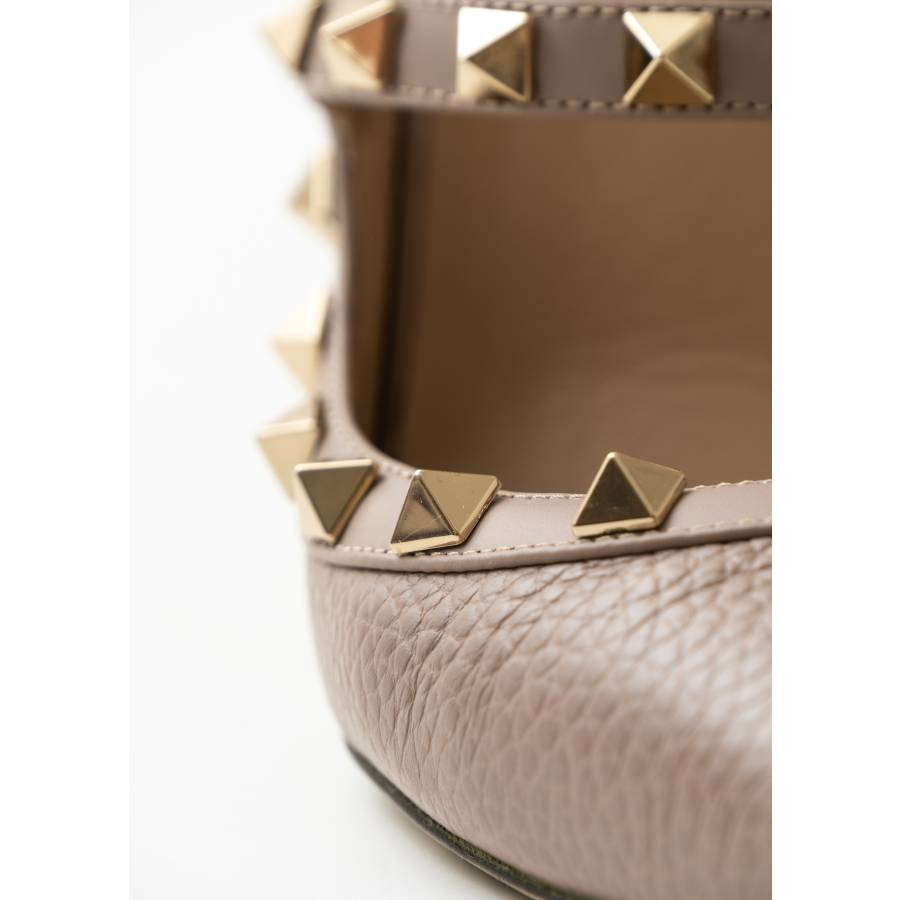 Beige Rockstud pumps