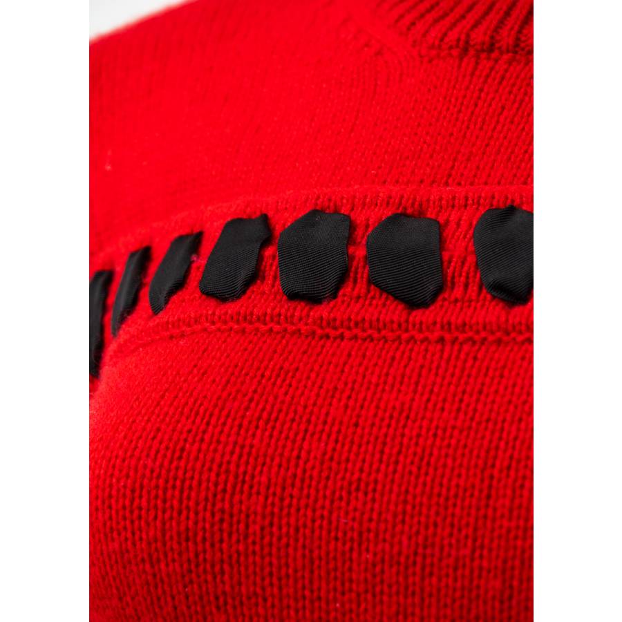 Roter Kaschmirpullover