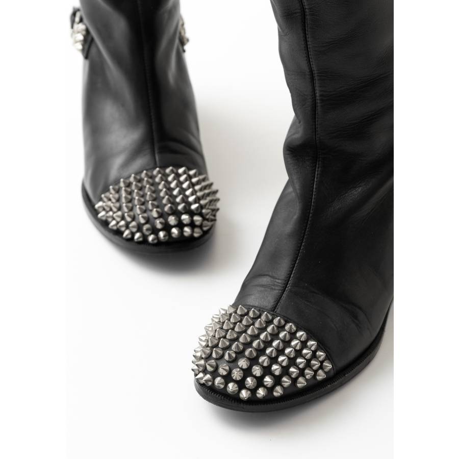 High boots with studs