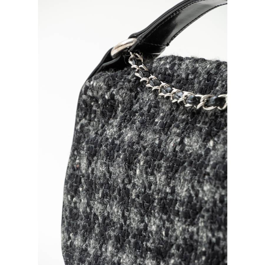 Tasche aus grauem und schwarzem Tweed