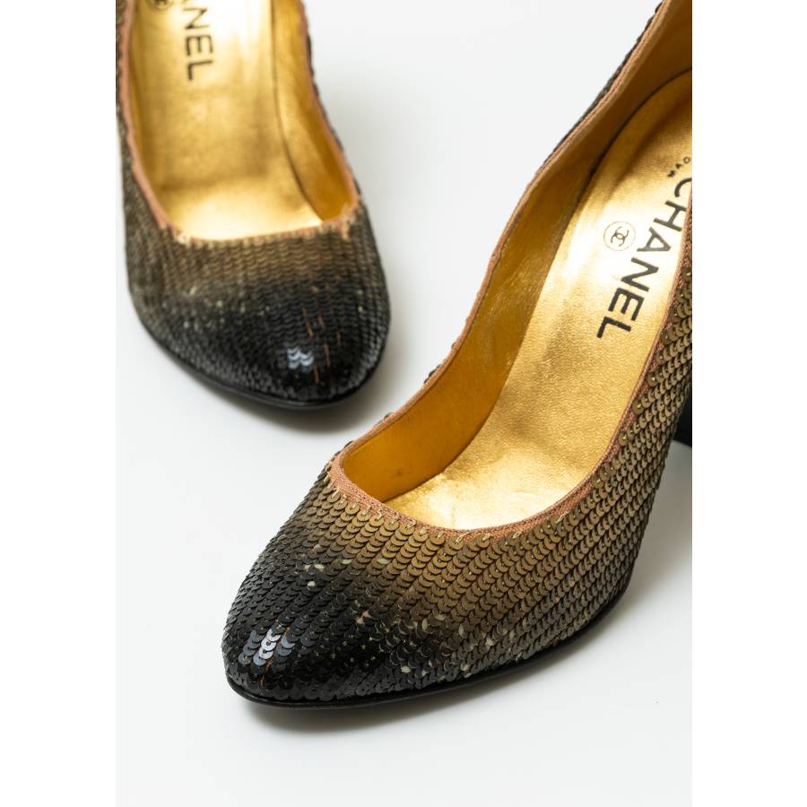 Leather pumps embroidered with gold sequins