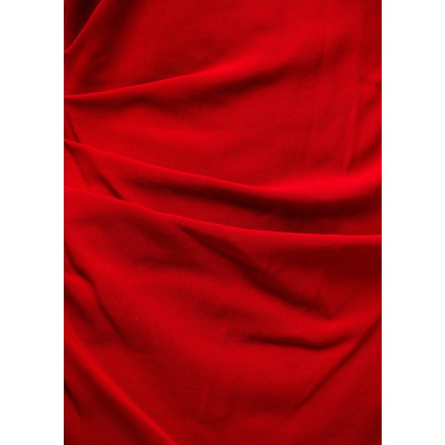 Rotes Kleid mit langen Ärmeln