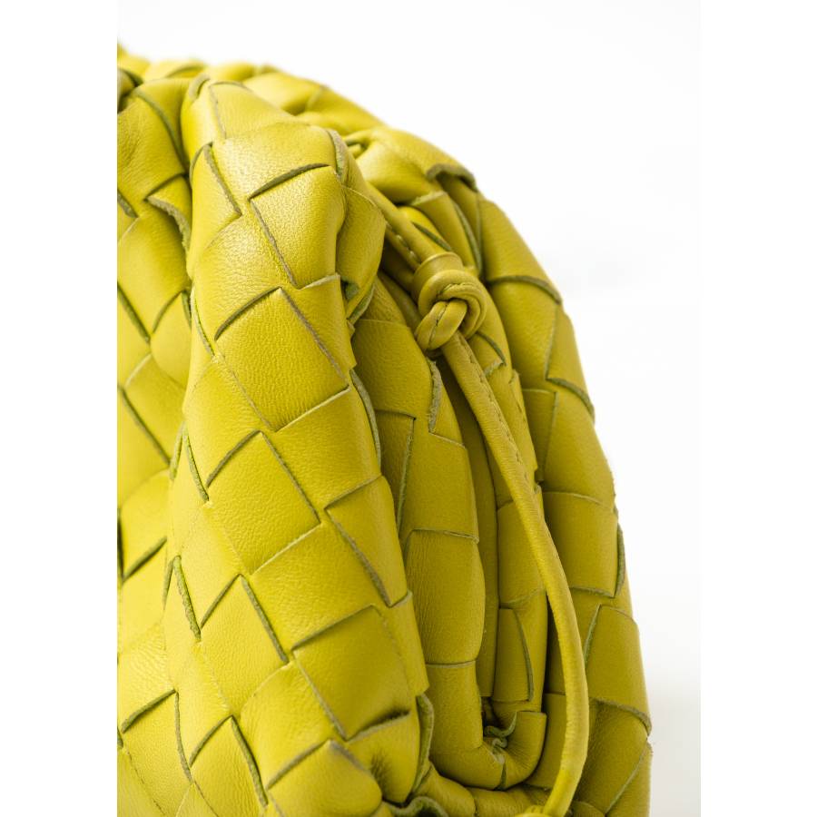 Mini pouch in green woven leather