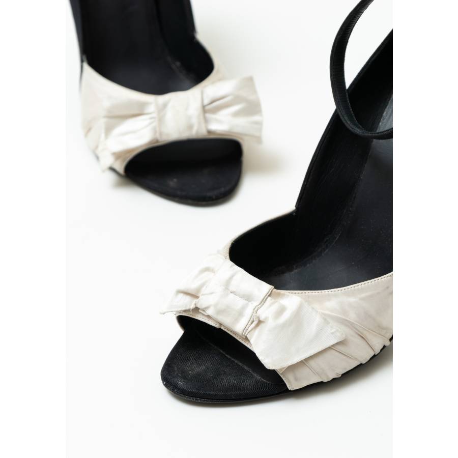 Two-tone black and white pumps