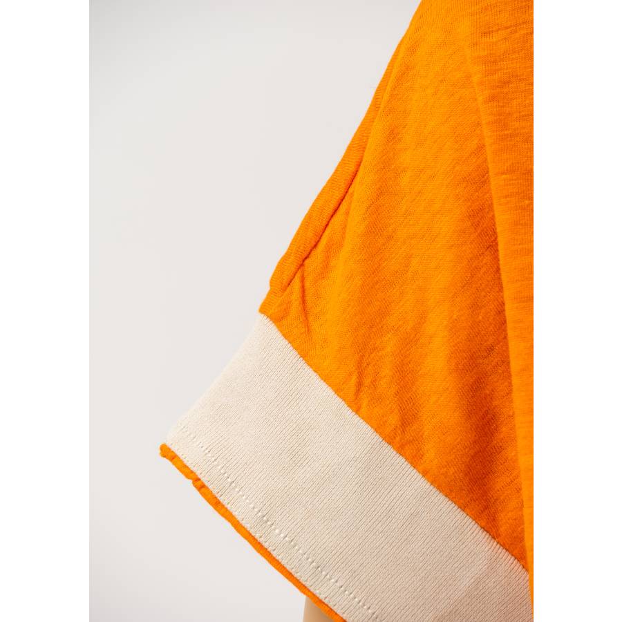 Orangefarbenes Kleid im T-Shirt-Stil