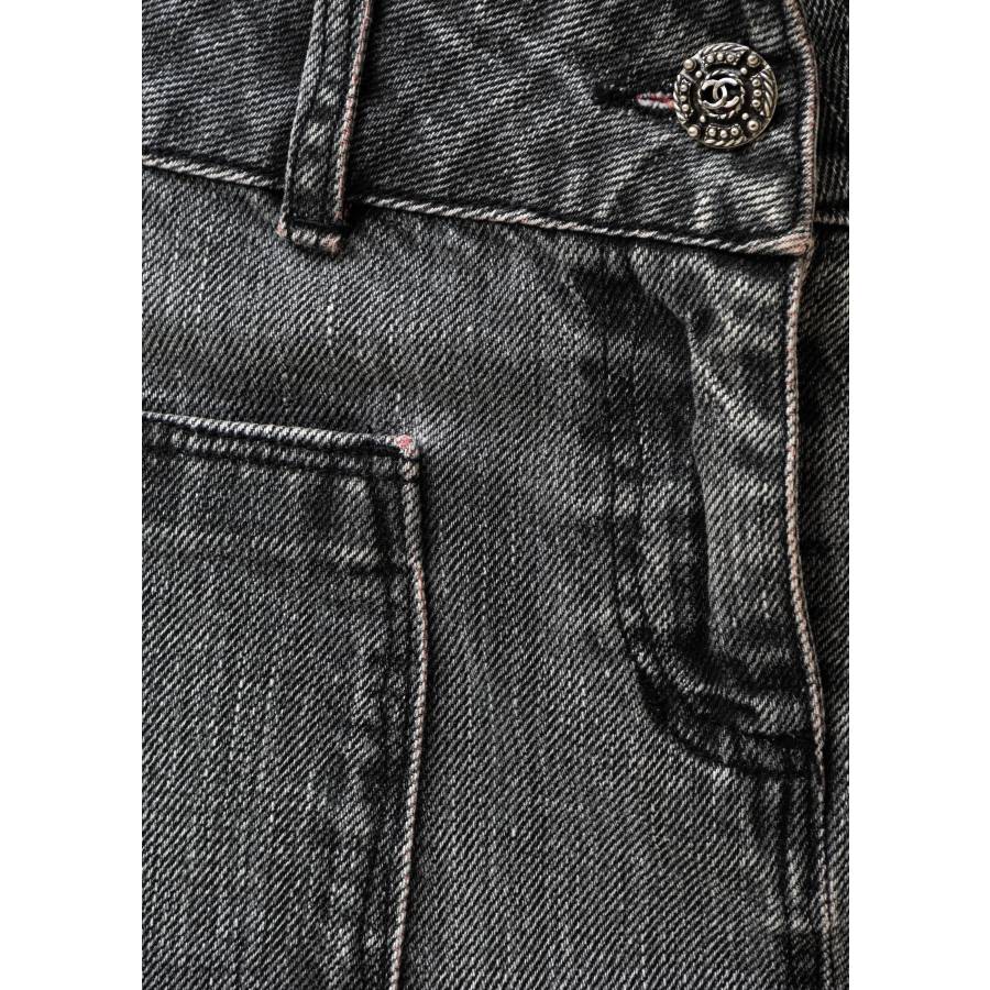 Grauer Jeansrock mit rosa Details