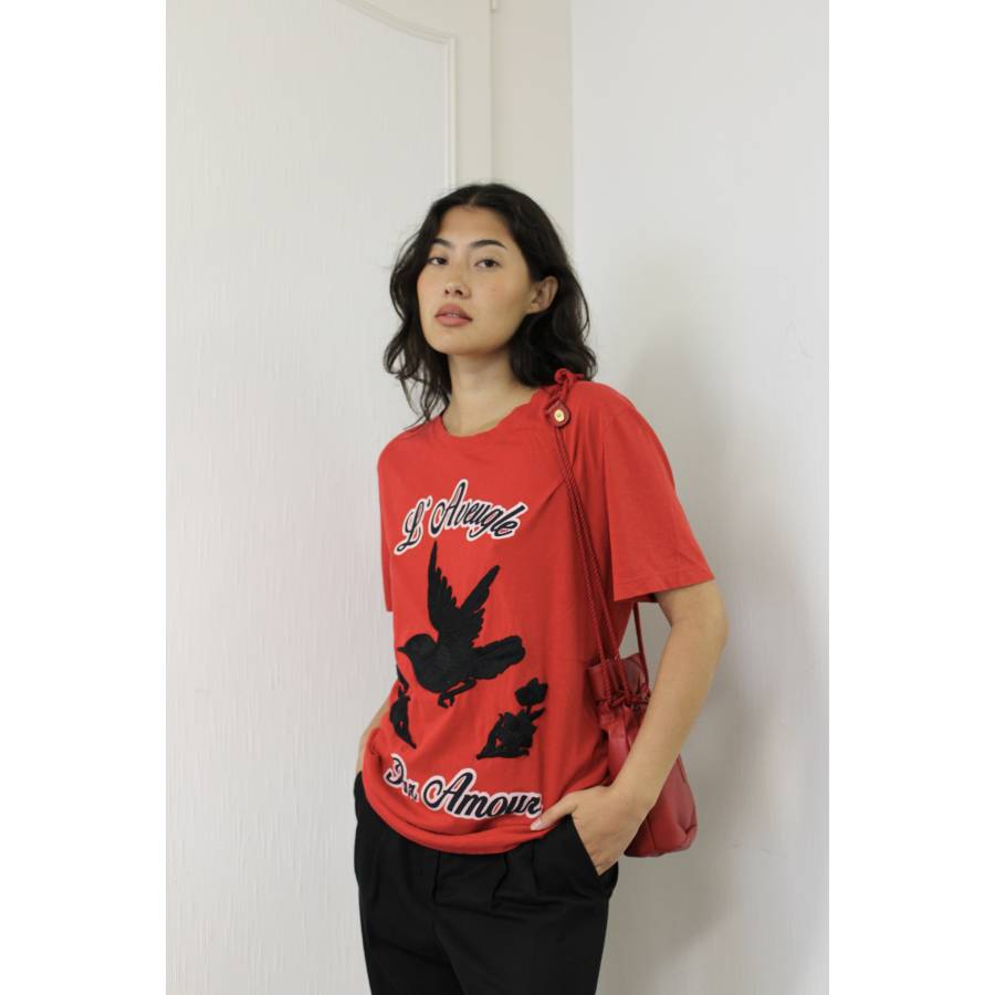 T-shirt rouge avec motif noir