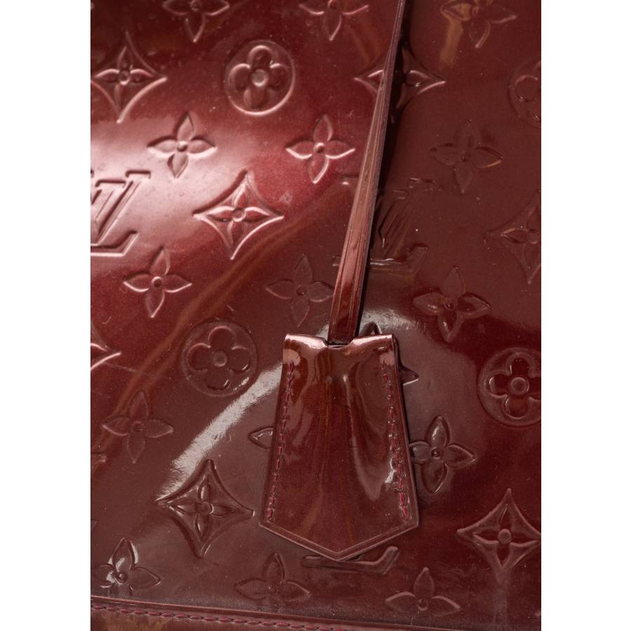 Alma bag in burgundy patent leather