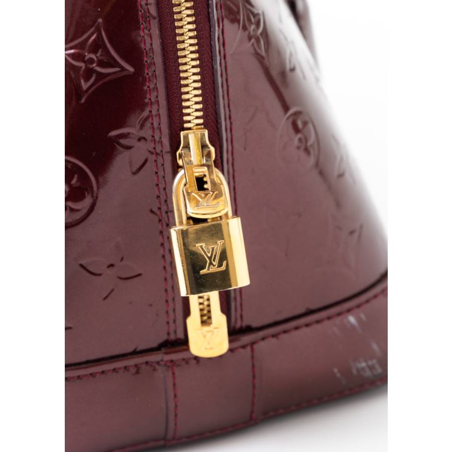 Alma bag in burgundy patent leather