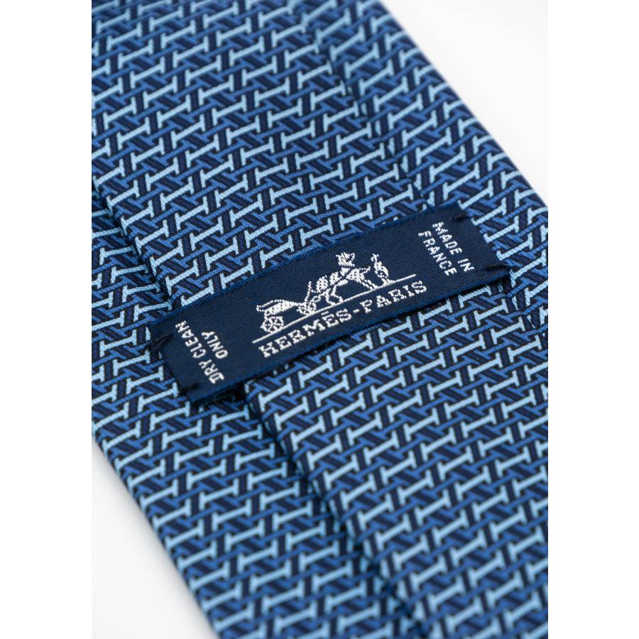 Silk tie in navy and sky blue H pattern