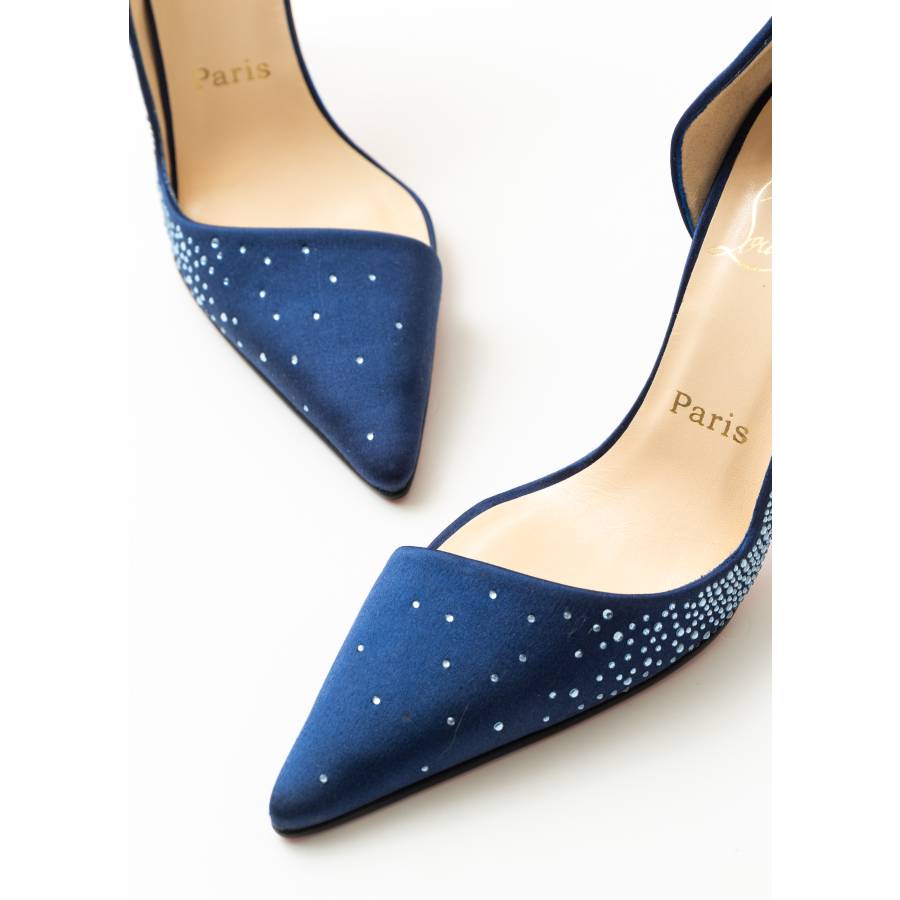 Marineblaue Pumps aus Satin