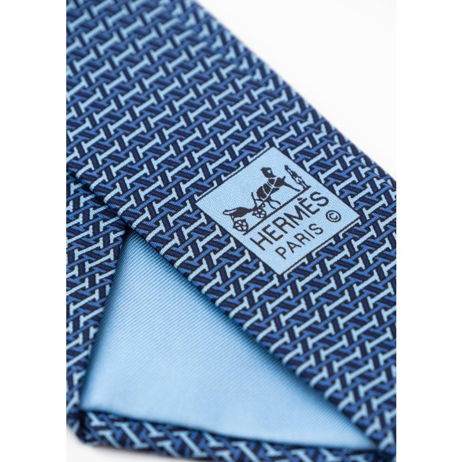 Silk tie in navy and sky blue H pattern