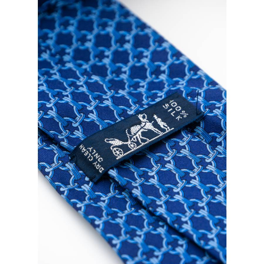 Blue tie with chain motif