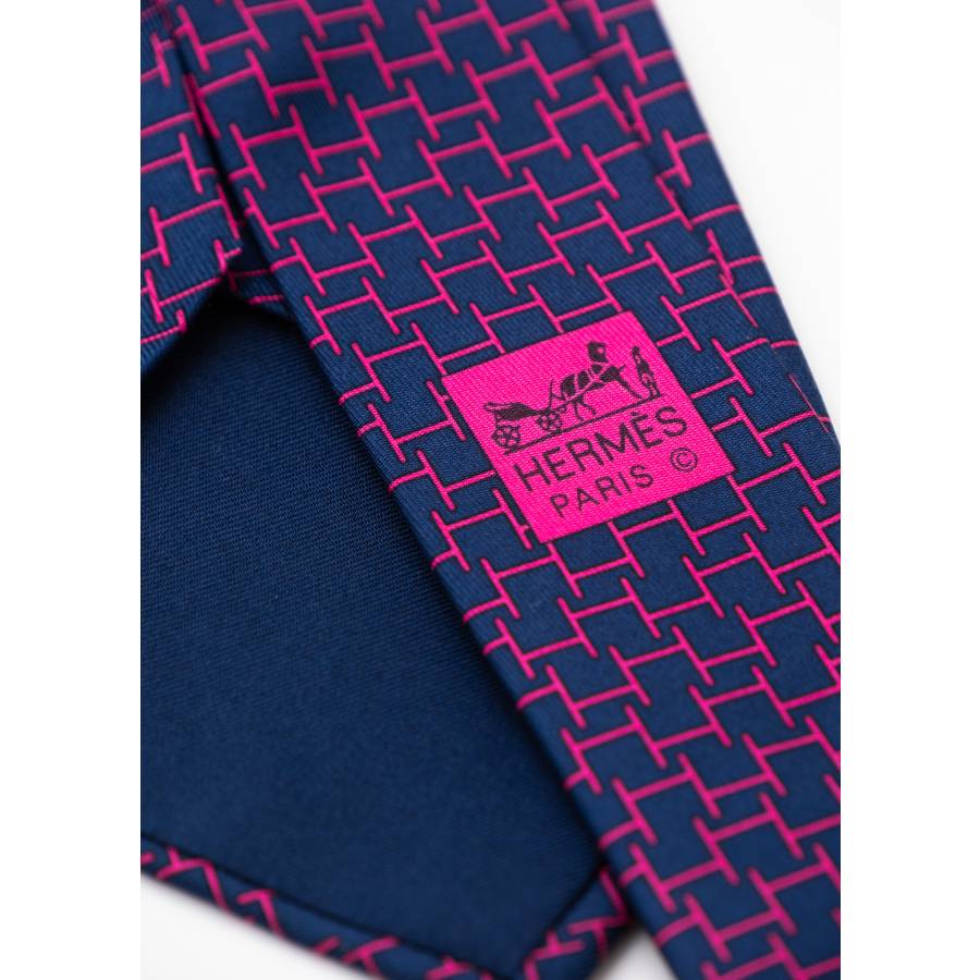 Silk tie in navy blue H pattern