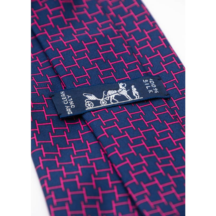 Silk tie in navy blue H pattern