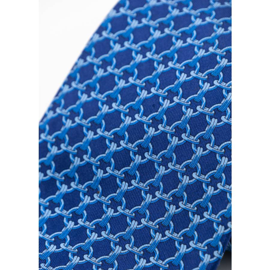 Blue tie with chain motif