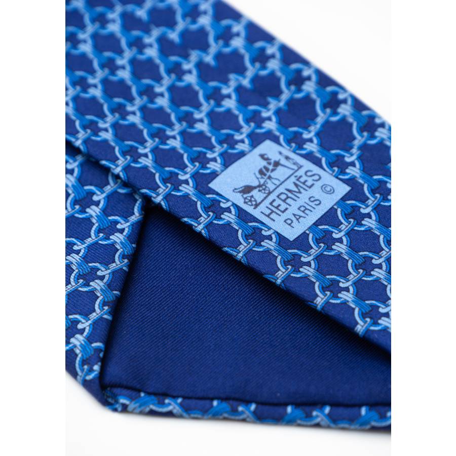 Blue tie with chain motif