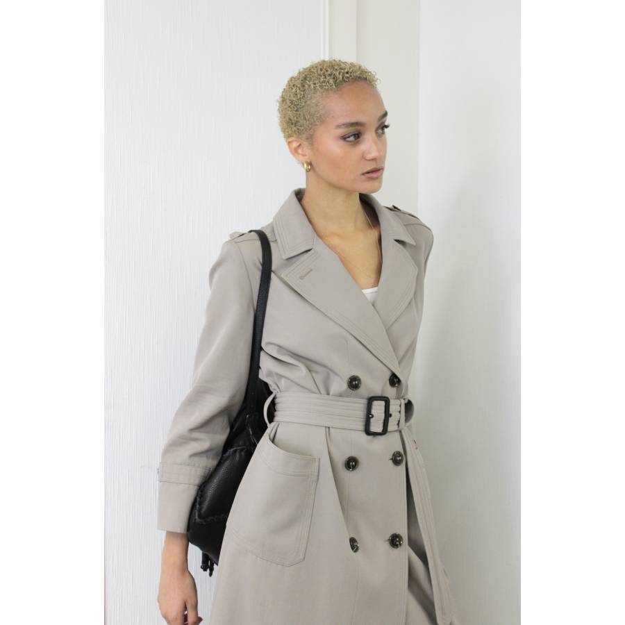 Trenchcoat gris-beige avec épaulettes