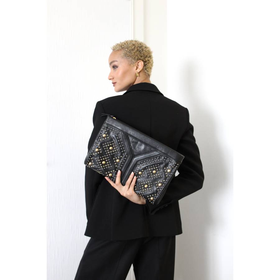 Schwarze Clutch mit Nieten