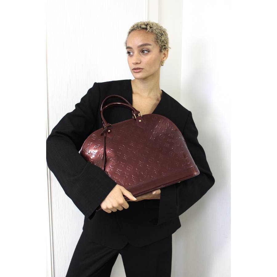 Alma bag in burgundy patent leather