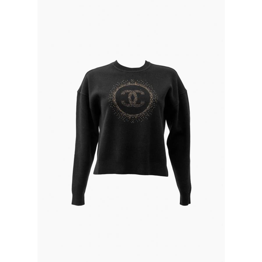 Schwarzer Pullover mit goldenem Logo