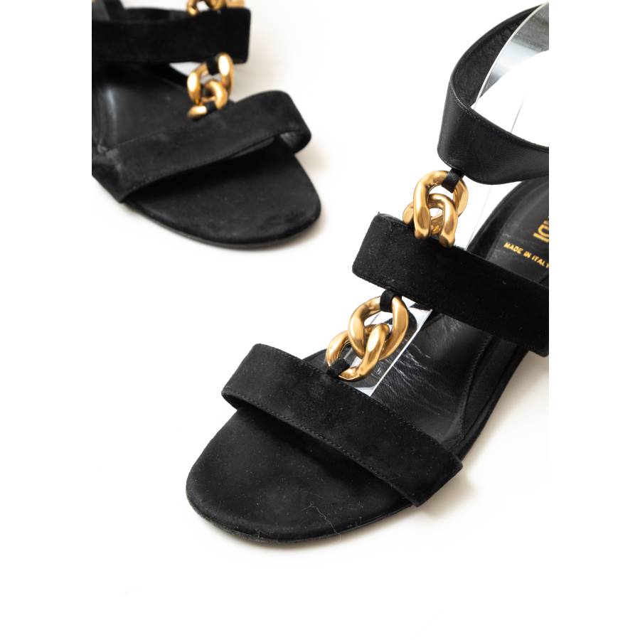 Flat sandals in black leather