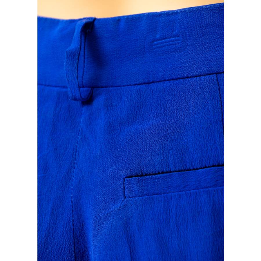 Blaue Seidenhose