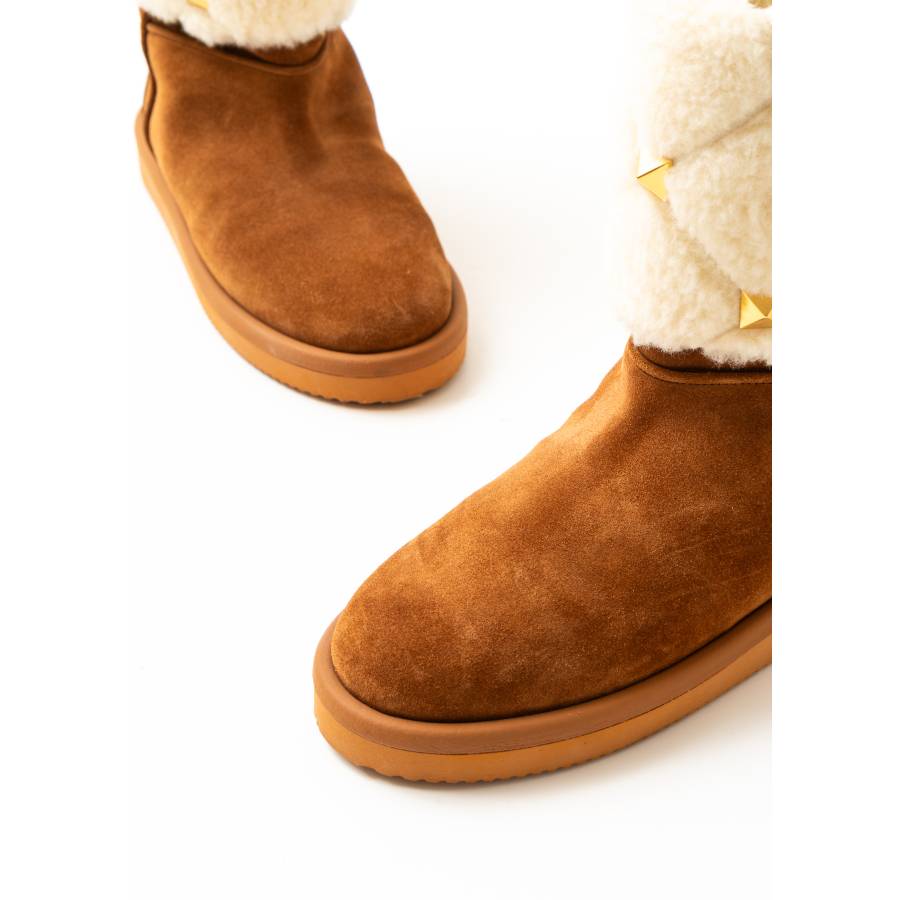 Gefütterte Schneestiefel aus Veloursleder in Camel