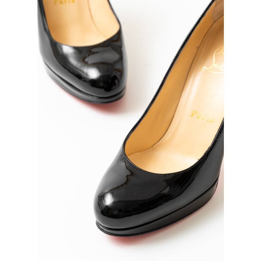 Black patent leather pumps