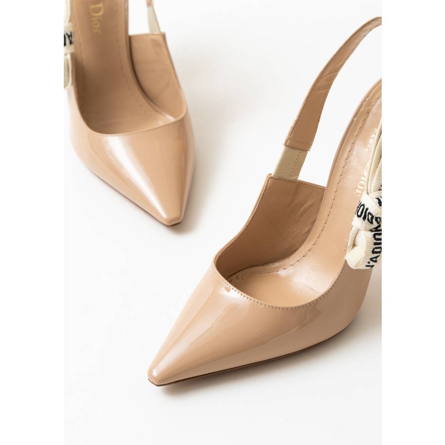 Slingback-Pumps aus nudefarbenem Lackleder